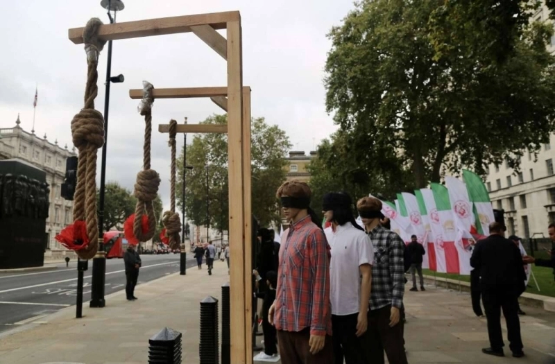 LONDON, UNITED KINGDOM - OCTOBER 08: Protesters gather to stage a protest against Iranian President Ebrahim Raisi and executions in Iran ahead of World Day Against the Death Penalty (10 October) in London, United Kingdom on October 08, 2021. Zuhal Demirci / Anadolu Agency (Photo by Zuhal Demirci / ANADOLU AGENCY / Anadolu Agency via AFP)