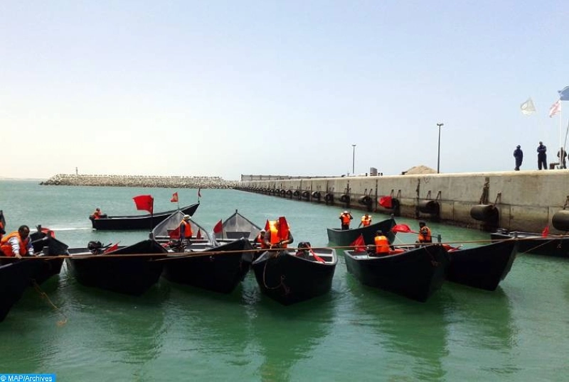 Des barques et des permis de pêche artisanale remis, lundi (15/07/13) à la commune urbaine El Marsa (province de Laâyoune), à 23 jeunes bénéficiaires du programme de formation intégré dans le secteur de la pêche artisanale à la région de Laâyoune.