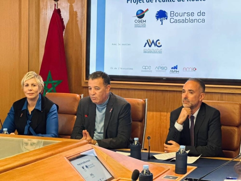 Nezha HAYAT, Présidente de l’Autorité Marocaine du Marché des Capitaux, Chakib ALJ, Président de la Confédération Générale des Entreprises du Maroc
(CGEM), Kamal MOKDAD, Président du Conseil d’Administration de la Bourse de Casablanca.