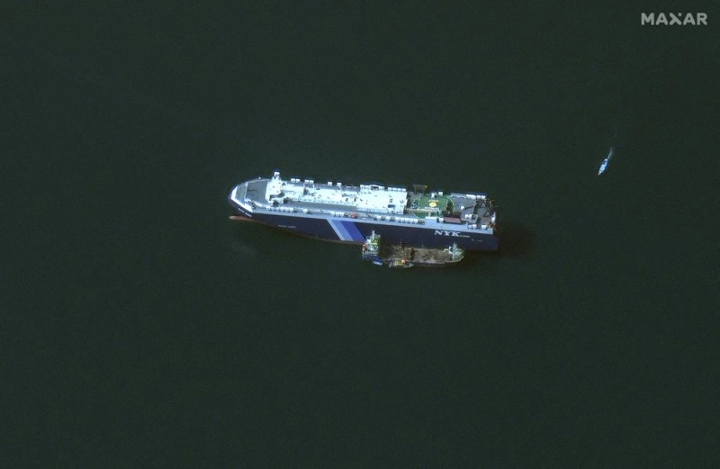 Cette image satellite publiée par Maxar Technologies le 28 novembre 2023 montre le navire Galaxy Leader, récemment saisi, qui a été capturé par des combattants houthis le 19 novembre, à côté d'un navire de soutien dans le sud de la mer Rouge, près de Hodeida, au Yémen. (AFP)