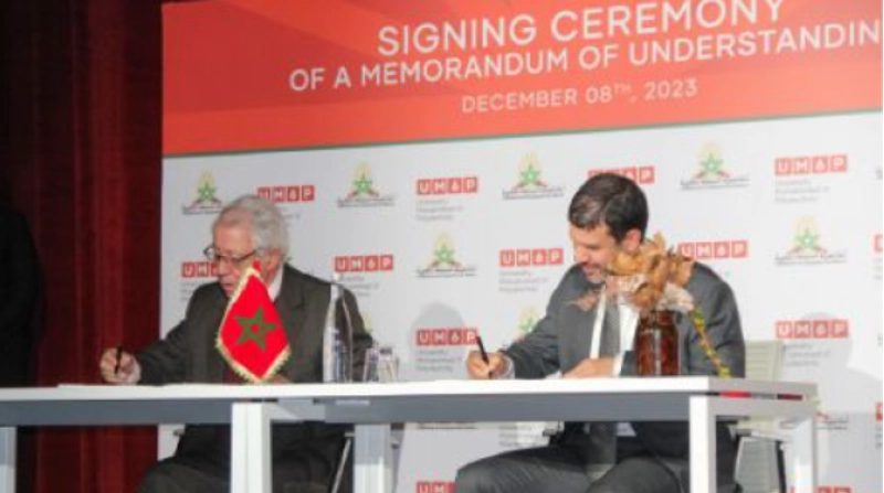 Abdeljalil Lahjomri, secrétaire perpétuel de l'Académie du Royaume du Maroc et le président de l'UM6P, Hicham El Habti.