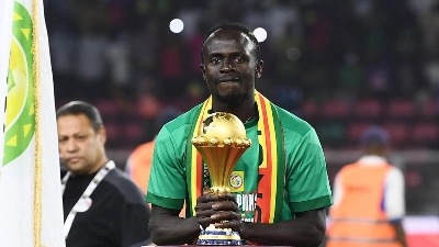 Sadio Mané portant la coupe de la CAN remportée lors de l'édition précédente