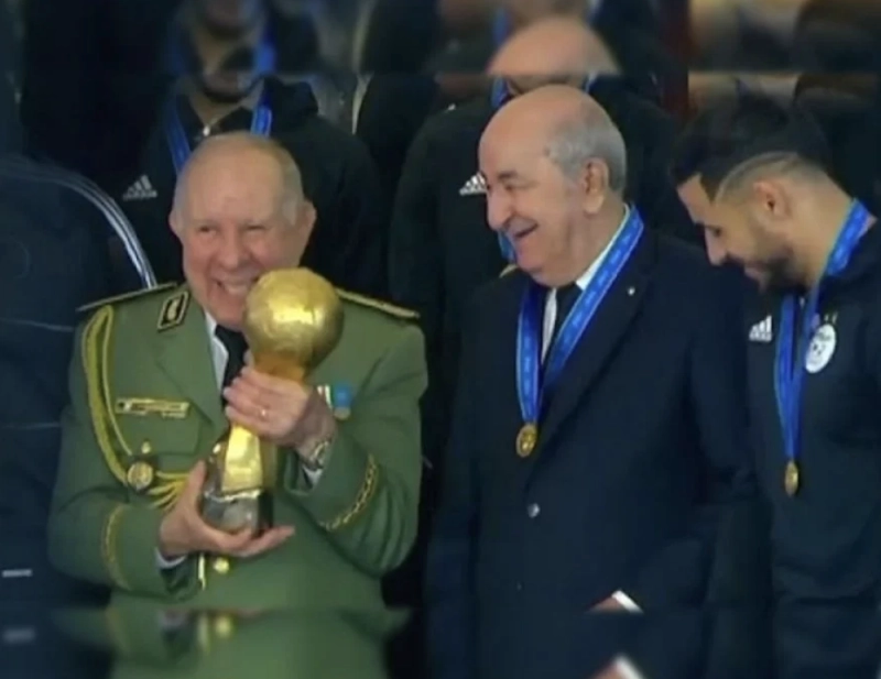 Le chef d'état-majore et le président. Deux têtes pour une coupe.