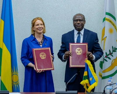 Le ministre rwandais des Finances et de la Planification économique, le Dr Uzziel Ndagijimana et Heidy Rombouts, directeur général de la Coopération au développement au ministère des Affaires étrangères et de la Coopération au développement