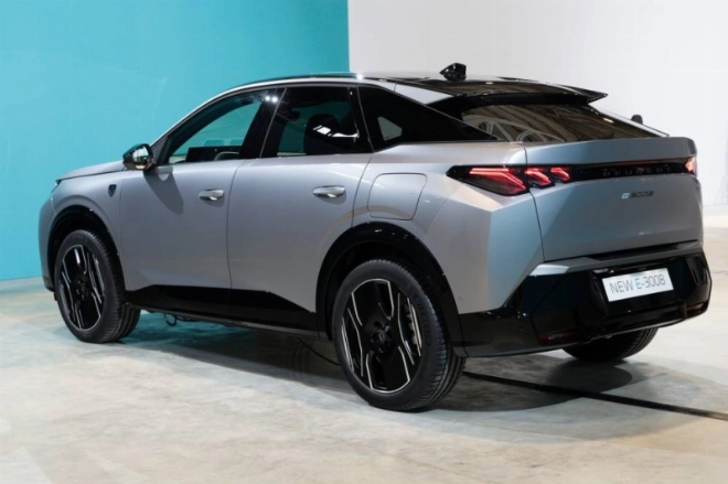 Le Peugeot e-3008 est proposé à partir de 44 990 €.