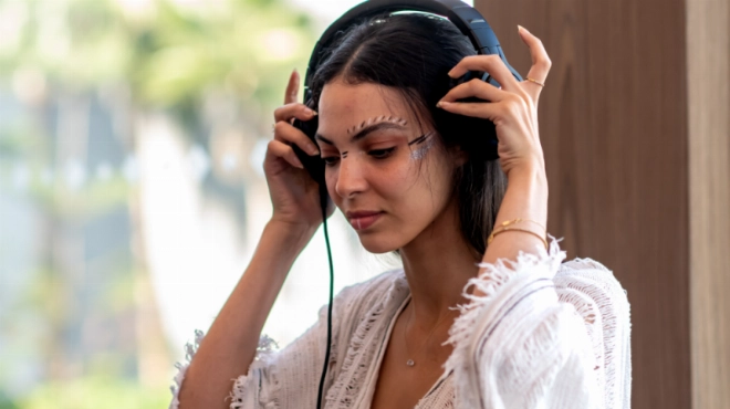 La musique live est assurée par des DJ renommés d’Ostowana Label.