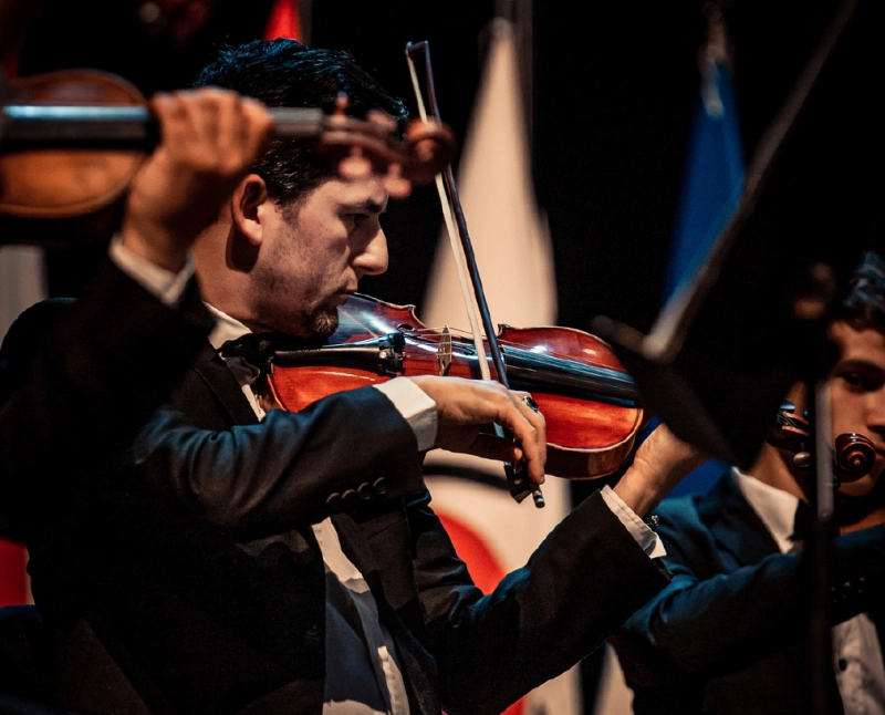 Le concours de violon de l'OPM permet aux candidats de jouer avec un orchestre philharmonique dès les demi-finales.