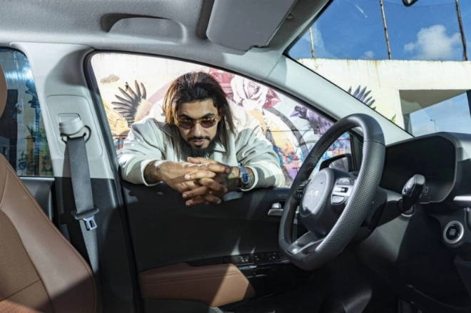 Kia Maroc célèbre les débuts artistiques d'El Grande Toto associés à sa Kia Picanto.