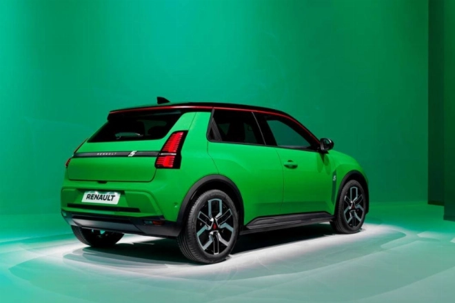La face arrière de la R5 E-Tech a également été revue.