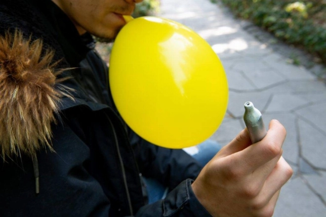 Drogue bon marché à effet euphorisant immédiat... elle séduit les jeunes