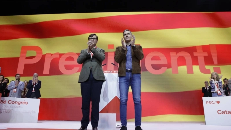Le secrétaire général du PSOE et président du gouvernement, Pedro Sánchez (d), et le premier secrétaire du PSC, Salvador Illa (g), lors de la cérémonie de clôture du XVe Congrès du PSC, au Palacio de Congresos de Catalunya, le 17 mars 2024, à Barcelone, Catalogne (Espagne)
