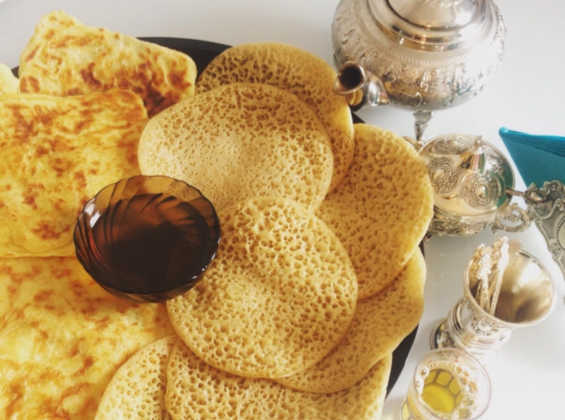 Baghrir et msemen marocains au coeur de la guerre culinaire Maroc-Algérie.