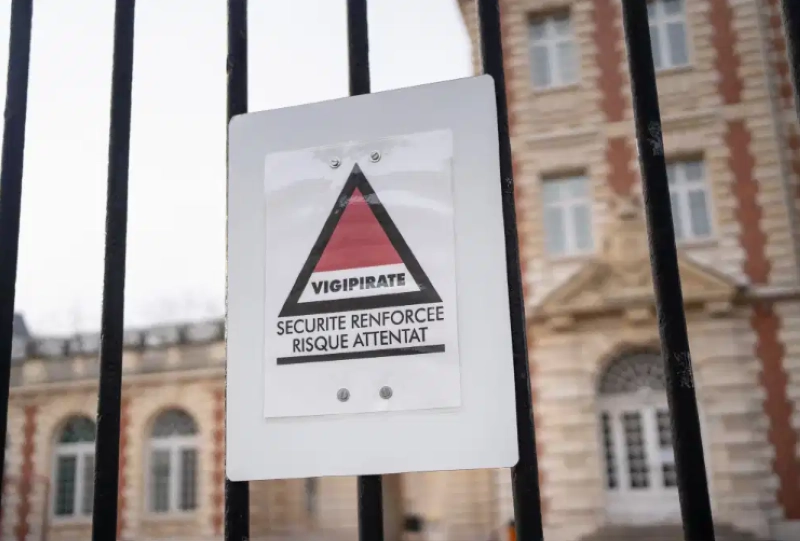 Des dizaines de lycées en France ont reçu des menaces d’attentat depuis une semaine.
