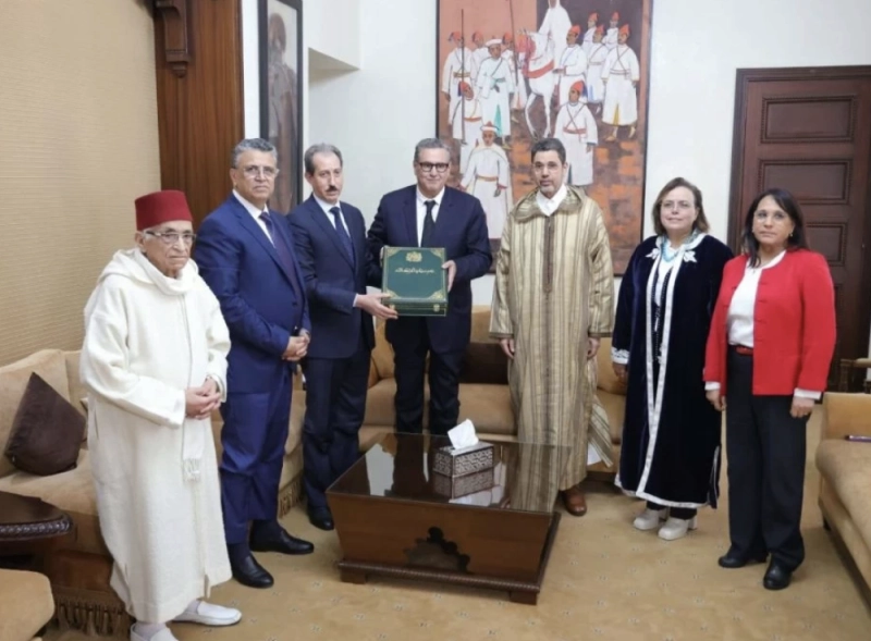 Aziz Akhannouch avec les membres de l’Instance chargée de la révision du Code de la famille