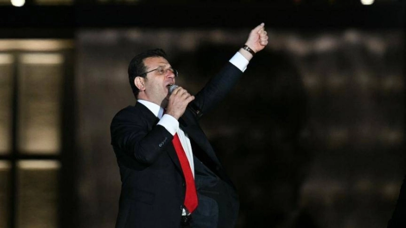 Maire d'Istanbul pour le CHP, Ekrem Imamoglu est réélu confortablement. La voie vers la présidence est ouverte.