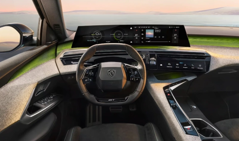 Le nouveau Peugeot E-5008 est équipé du nouveau Peugeot i-Cockpit® Panoramique.
