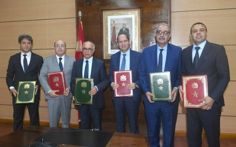 Le ministère de l’éducation nationale signe des contrats de performance avec les académies régionales d'éducation et de formation.