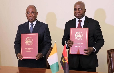 Le ministre des Relations extérieures de l'Angola, Téte António, et le ministre des Affaires étrangères, de l'Intégration africaine et ivoirienne à l'étranger de Côte d'Ivoire Léon Kacou Adom.