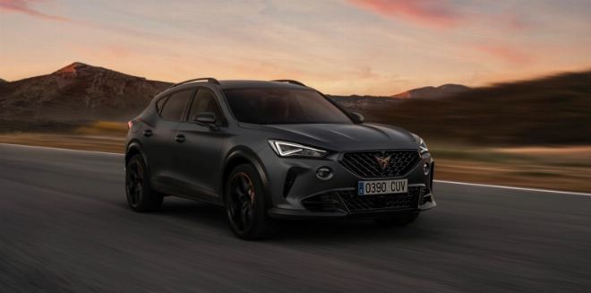 Avec une puissance totale de 245 ch, elle atteint 100 kmh en 7 secondes et une vitesse maximale de 210 kmh.