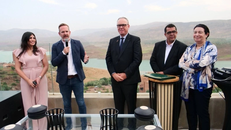 Younes Laraqui, président du CRT de la région de Beni Mellal-Khénifra en compagnie de James Thornton, DG d'Intrepid le 17 avril 2024 à Bin El Ouidane.
