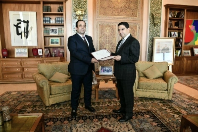 Nasser Bourita recevant le message des mains de Sami El Menfi