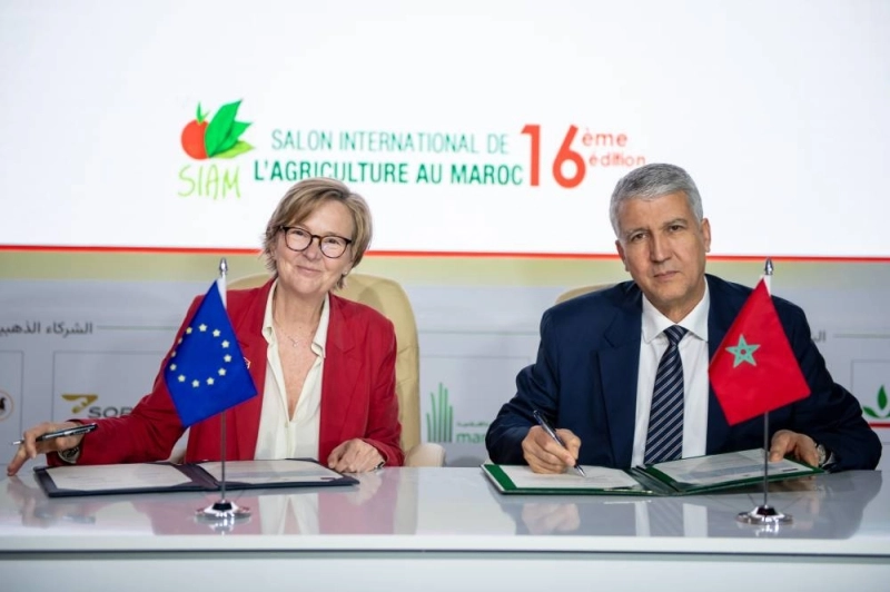 Mohammed Sadiki, ministre de l’agriculture, de la pêche maritime, du développement rural, et des eaux et forêts et Patricia LlombartCussac, ambassadrice de l’Union européenne au Maroc.