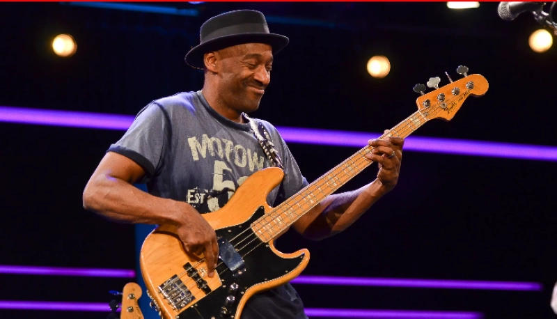 Le bassiste de jazz fusion américain Marcus Miller.
