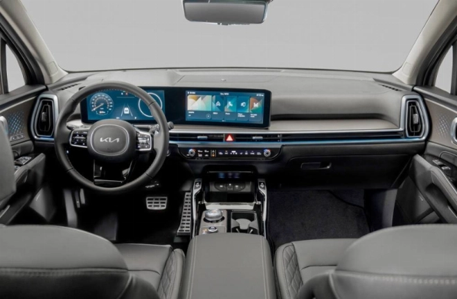Le tableau de bord u nouveau Kia Sorento embarque deux écrans panoramiques intégrés.