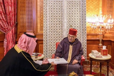 SM Le Roi Mohammed VI recevant en audience l'émissaire royal saoudien
