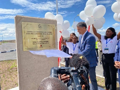 Le ministre de l'Energie et de l'Eau, João Baptista Borges inaugurant la nouvelle centrale photovoltaïque de Saurimo située dans la province de Lunda-Sul