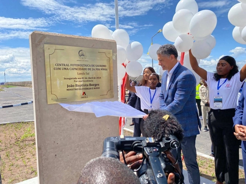 Le ministre de l'Energie et de l'Eau, João Baptista Borges inaugurant la nouvelle centrale photovoltaïque de Saurimo située dans la province de Lunda-Sul
