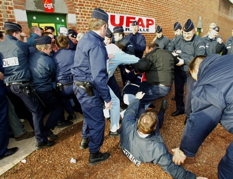 Plusieurs dizaines de surveillants en grève de la maison d'arrêt de Douai ont bloquent le 23 mars 2004 à Douai les extractions de détenus pour protester contre la décision de de l'administration pénitentiaire de d'installer des éléments préfabriqués. AFP PHOTO