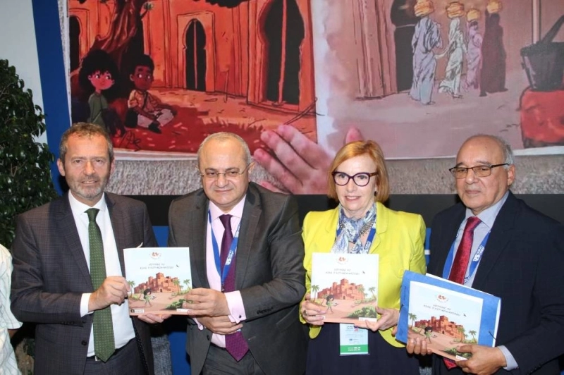 Éric Falt, Brahim Benjelloun-Touimi et Leila Mezian Benjelloun dans l'espace UNESCO au SIEL 2024.