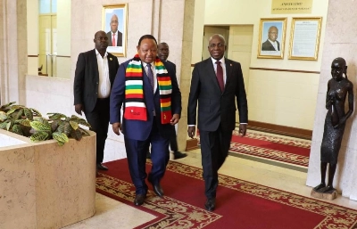 Le ministre des Relations Extérieures de l'Angola, Téte António, et le ministre des Affaires étrangères et du Commerce international du Zimbabwe, Frederick Shava lors de la IIe session de la Commission de coopération bilatérale.
