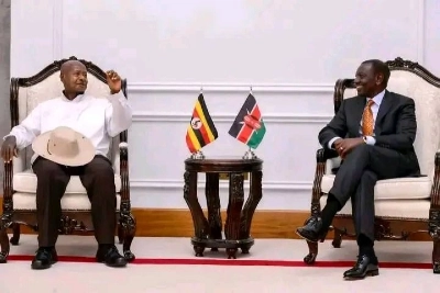 Le président ougandais Yoweri Museveni en visite au Kenya et son homologue kényan William Ruto