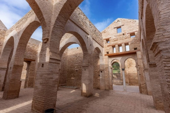 La visite du site Chellah débute par la cité antique.