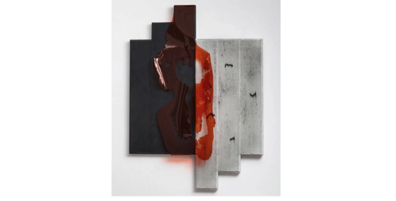 Ahmed Hajoubi explore la frontière entre la peinture et la sculpture.