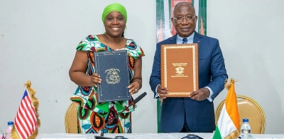 Le ministre des Affaires étrangères, l’Ivoirien Léon Kacou Adom, et son homologue libérienne, Sara Beysolow Nyanti,