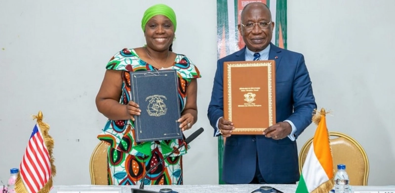 Le ministre des Affaires étrangères, l’Ivoirien Léon Kacou Adom, et son homologue libérienne, Sara Beysolow Nyanti,