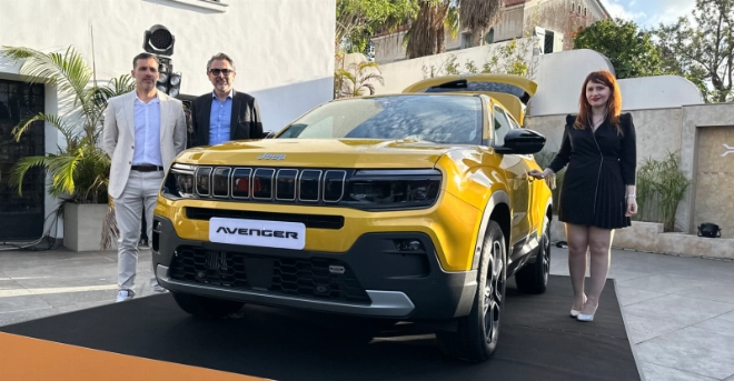 Yves Peyrot des Gachons et Mehdi Laghzaoui lors du lancement le 23 mai à Casablanca de la nouvelle Jeep Avenger e-Hybrid.