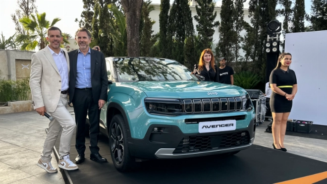 Yves Peyrot des Gachons et Mehdi Laghzaoui lors du lancement de la nouvelle Jeep Avenger e-Hybridle le jeudi 23 mai à Casablanca .