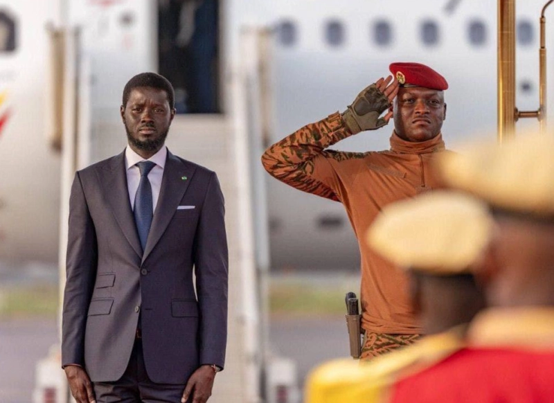 Le président du Sénégal, Bassirou Diomaye Faye, et son homologue du Burkina Faso, le capitaine Ibrahim Traoré,
