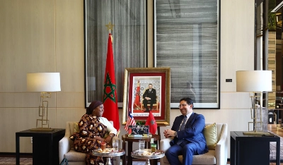 Le ministre des Affaires étrangères, de la Coopération africaine et des Marocains résidant à l’étranger, Nasser Bourita, et la ministre libérienne des Affaires étrangères, Sara Beysolow Nyanti.