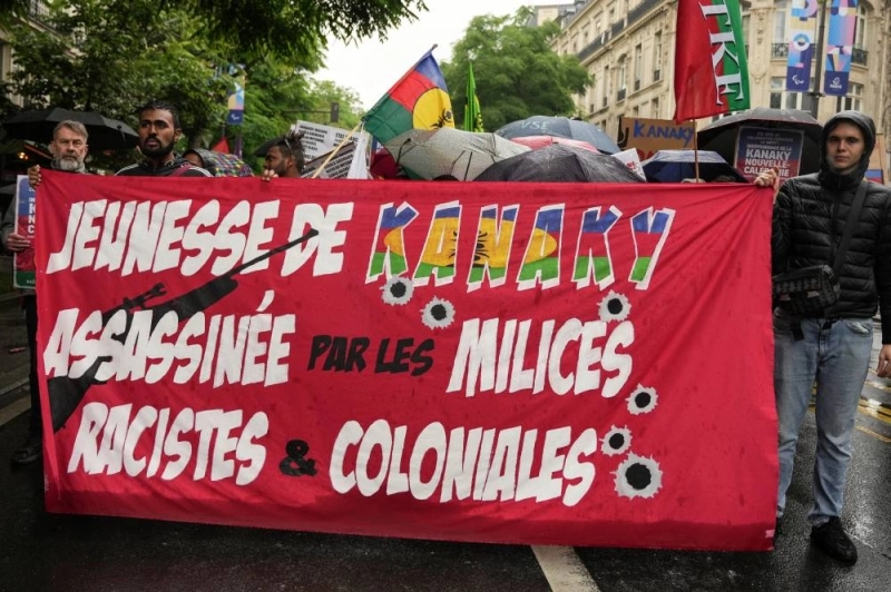 La jeunesse se révolte contre "les milices racistes et coloniales".