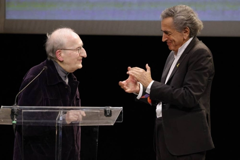Bernard- Henry Lévy (D), l'organisateur de l'événement accueille un participant