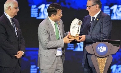 Le chef du gouvernement Aziz Akhannouch décernant à la FAO le Grand Prix Mondial Hassan II de l'Eau