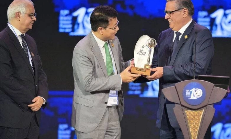 Le chef du gouvernement Aziz Akhannouch décernant à la FAO le Grand Prix Mondial Hassan II de l'Eau