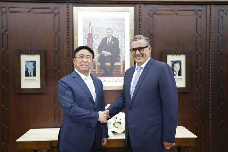 Aziz Akhannouch, chef du gouvernement et Zhen Li, président du groupe Gotion High Tech.