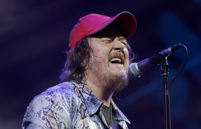 Zucchero portant une casquette du Maroc.