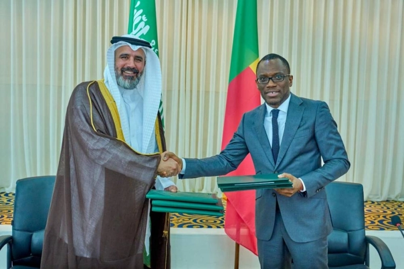 Le Ministre des Affaires étrangères, Olushegun ADJADI BAKARI et le vice-Ministre saoudien de l’investissement, Ibrahim ALMUBARAK lors de la signature du Mémorandum d’entente.